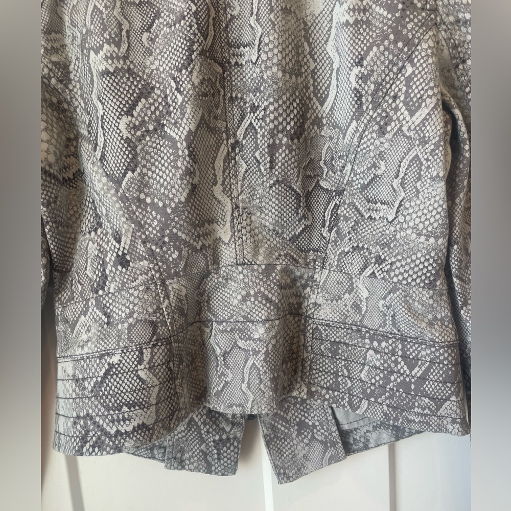 White House Black Market Snakeskin Moto Jacket Gray Zip Front 4P Petite - Picture 9 of 12